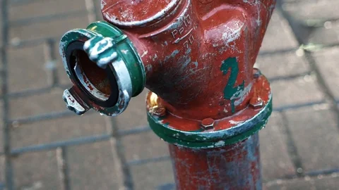 Close-up leaking fire hydrant during a fire fighting operation. Old red fire Vidéo 122766664