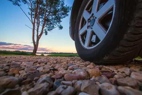 Close-up of the left front wheel of the car view from below against the backg Foto stock