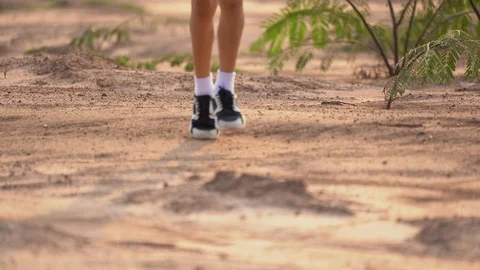 Close up leg of boy running on ground in rural on light of sunset background Vídeos de archivo 129639113