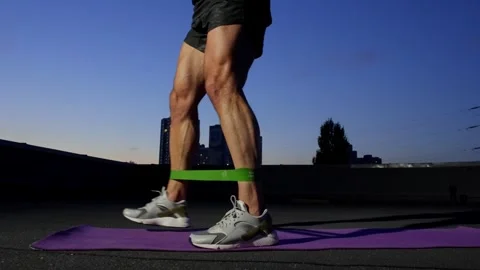 Close-up of the legs of an athlete scratching to perform a leg muscle exercise. Vídeos de archivo 253394088