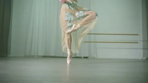 Close-up of the legs of a ballerina dancing in a training hall. Vídeos de archivo 236901055