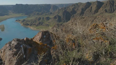 Close-up of the legs of a man walking along the edge of a cliff Vídeos de archivo 130109041