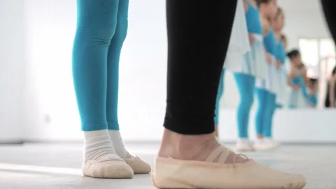 Close-up, the legs of young children in pointe shoes are trained in the ballet Video stock 233240294