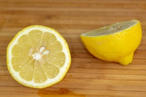 Close up of a lemon sliced in two. Foto stock