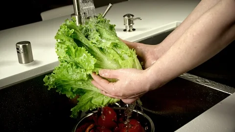 CLose Up Of Lettuse Being Washed 動画素材 94815450