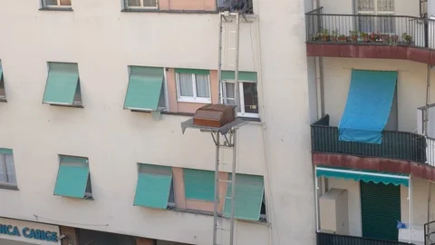 Close-up of a lifting platform works during a moving house Video stock 87903149
