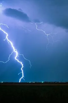 Close lightning bolt strikes down in wide open plains. Foto stock