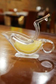 Close up Lime and lemon squeezer on wooden table Foto stock