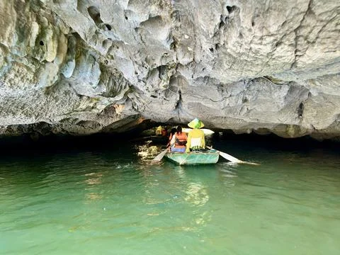 Close up of limestone cave ceiling and rowing boats in Tam Coc, Ninh Binh Foto stock