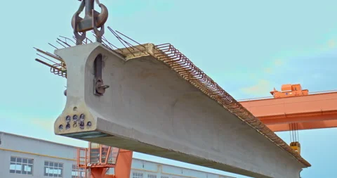 Close-up, a long concrete construction beam is lifted on a lift. Production and Vídeos de archivo 158402977