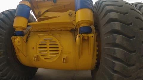 A close-up look at the world's largest quarry truck. Huge wheels, rear axle Vidéo 252871446