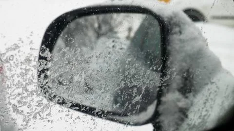 Close up - Looking in the rearview mirror. View of a cars stuck in the snow. Foto stock