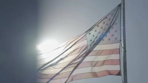 Close-up low angle US flag with foreground element 库存影片 336671863