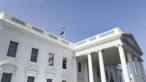Close up low angle view of the White House from front lawn in Washington DC Stock Footage 312234797