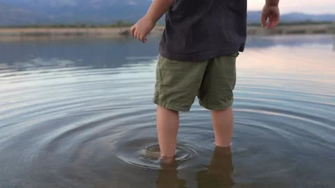 Close up of the low section of a 3 year old Caucasian boy barefoot in the col Stock Footage 139709403