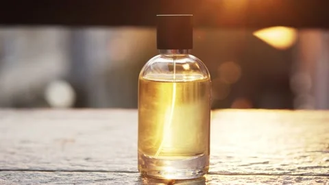 Close-up luxury cologne bottle spray yellow beautiful perfume fragrance with 库存影片 130445648