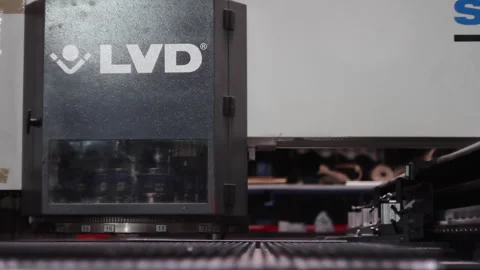 Close-up of LVD Strippit P-1225 turret punch press in operation 库存影片 317253700