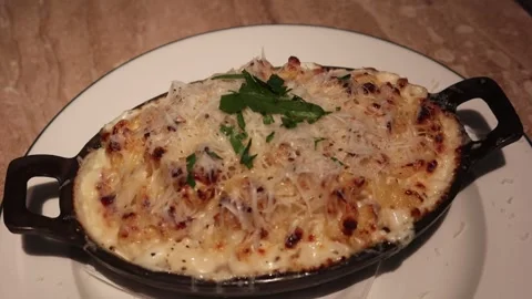 Close up of mac and cheese served in a black cast iron skillet Stock Footage 315513969