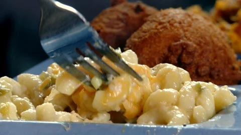 Close Up of Macaroni And Cheese with Fried Chicken on Plate Vidéo 107014666