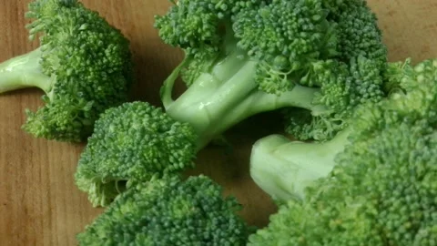 Close-up macro of broccoli. inflorescences on a board. a low-calorie diet Video stock 202323451
