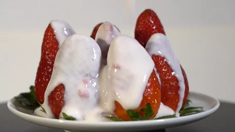 Close-up macro of a cup of strawberries. Vidéo 125728091