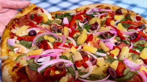 Close up macro dynamic view holding a slice of colorful vibrant pizza with .. Stockbeeldmateriaal 318267869