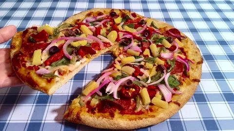 Close up macro dynamic view holding a slice of colorful vibrant pizza with .. Stockbeeldmateriaal 318267895