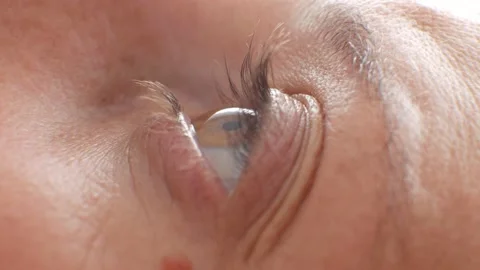 Close up macro eye opening beautiful brown iris. 库存影片 139333199