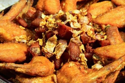 Close up macro of Fried chicken wing and fried pork with fried garlic. Foto stock