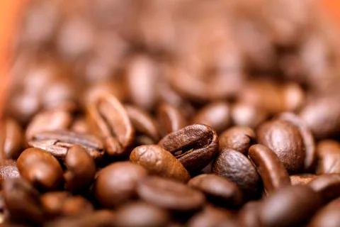 Close up macro a group roasted brown or black coffee grains background. Close Foto stock
