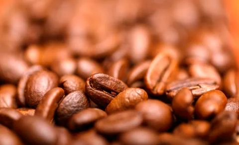 Close up macro a group roasted brown or black coffee grains background. Close Foto stock