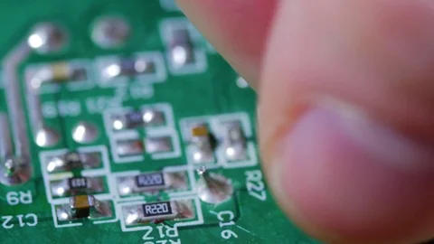 Close up macro shot of hand twisting out screw on an electronic chip circuit Vídeo Stock 70239613