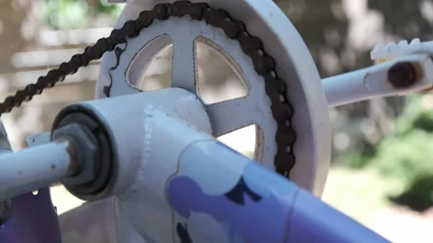 Close up macro shot of a rusty bicycle chain getting ready for a tune 스톡 동영상 313089001