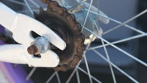 Close up macro shot of a rusty bicycle chain getting ready for a tune 스톡 동영상 313089039