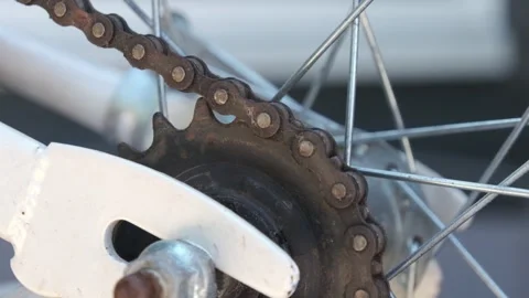 Close up macro shot of a rusty bicycle chain getting ready for a tune 스톡 동영상 313089043