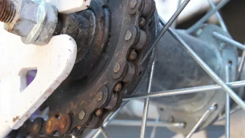 Close up macro shot of a rusty bicycle chain getting ready for a tune 스톡 동영상 313089107