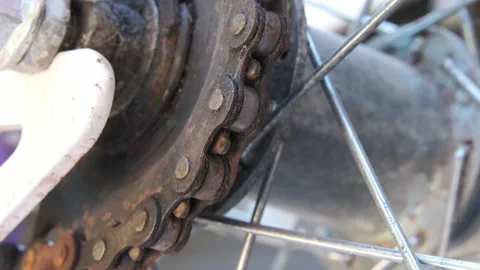 Close up macro shot of a rusty bicycle chain getting ready for a tune 스톡 동영상 313089125