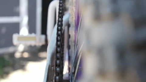 Close up macro shot of a rusty bicycle chain getting ready for a tune 스톡 동영상 313089149