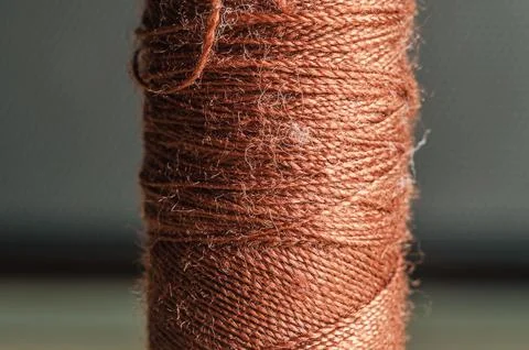 Close-up macro shot of a spool of rustic brown thread, showcasing its textu.. Foto stock