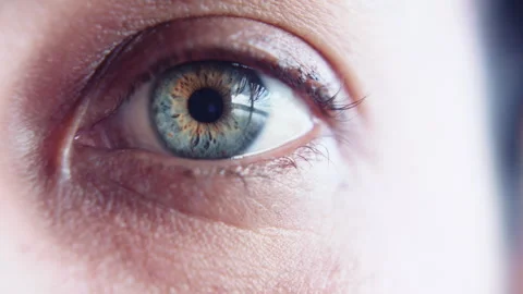 Close up macro slow motion shot of beautiful green eye opening Vidéo 273416450