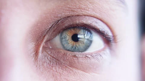 Close up macro slow motion shot of beautiful green eye opening Vidéo 273416547