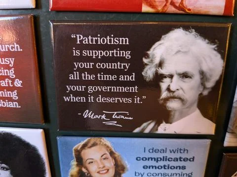 Close-up of magnet featuring Mark Twain quote on patriotism Fotos Stock
