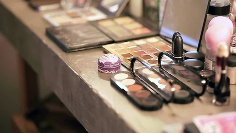 Close-up of a make up table with professional makeup brush. Slow motion 動画素材 76081839