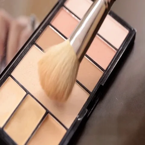 Close up of makeup brush moving over eye shadows Vídeos de archivo 69519109