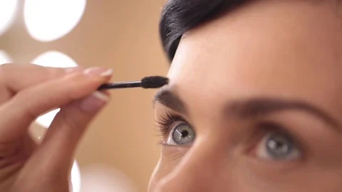 Close up of makeup brush moving over eye shadows Vídeos de archivo 86417081