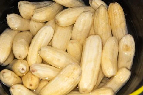 Close up of making a light snack of yellow banana chips Foto stock