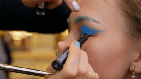 CLOSE UP Making a strange make up Young girl Eyes into blue colour Vidéo 91916645
