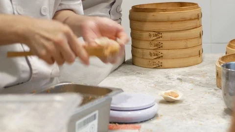 Close-up of making xiao long bao in the kitchen. 库存影片 116411215