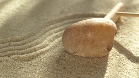 Close-up making zen garden with sand and stone using mini bamboo wooden rake Vídeo Stock 274250335