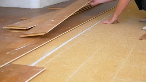 Close-up. male builder breaks the old laminate flooring in the apartment Видео 146331831